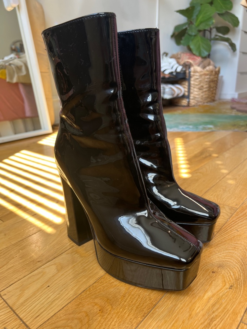 Guess Platform Patent Leather Boots women’s sz 8